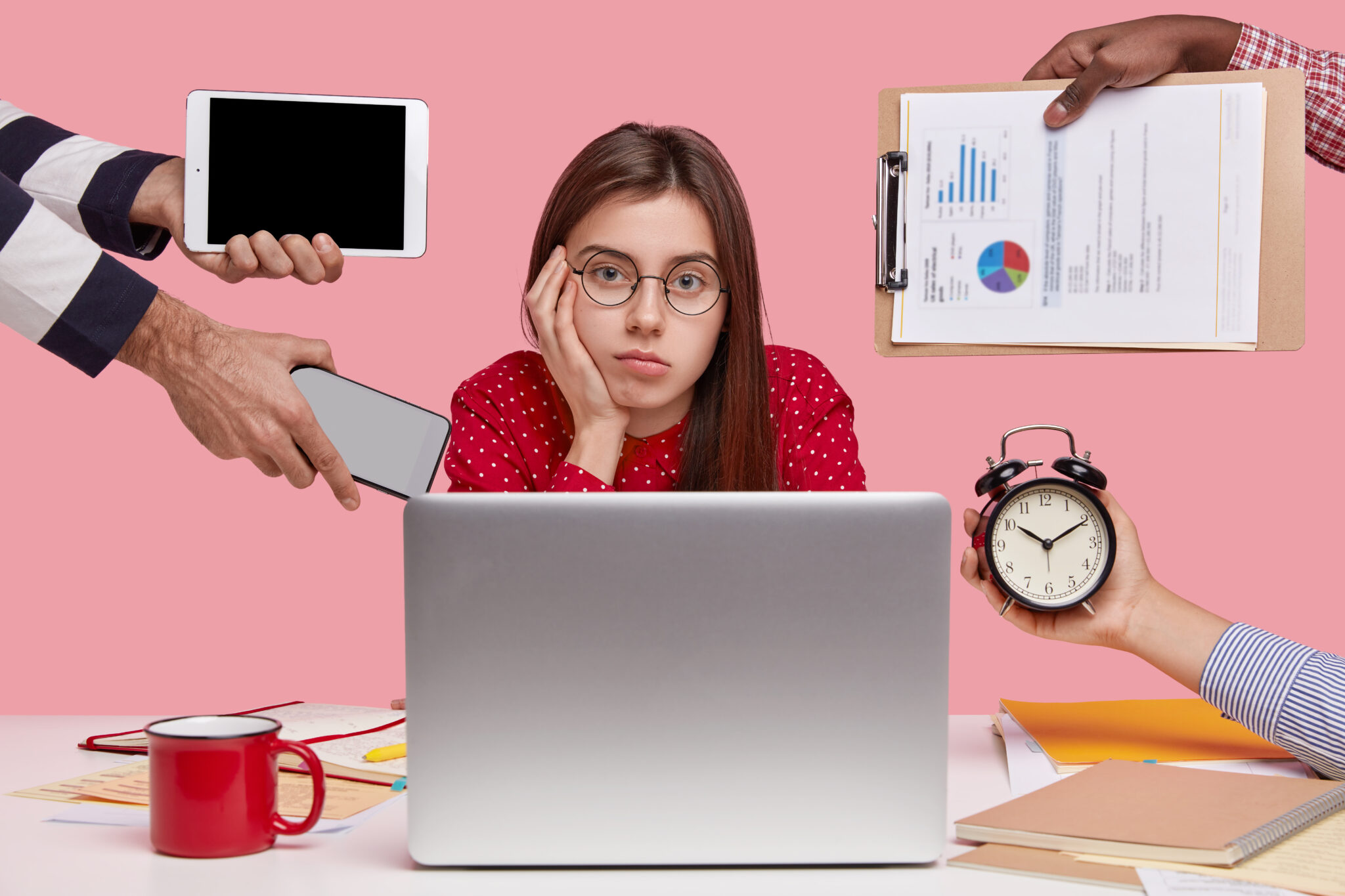 Sobrecarga e distrações — pessoa procrastinando